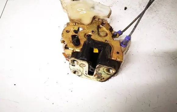 Nissan X-Trail T30 Rear door lock 805524u300