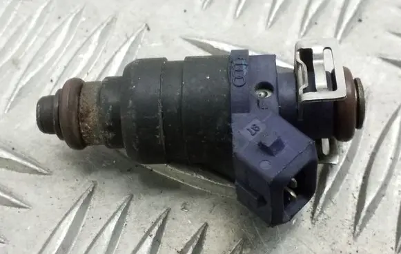 Audi A6 S6 C5 4B Fuel injector 078133551L