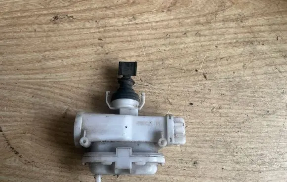 Volkswagen PASSAT B3 Central locking vacuum pump 357862153