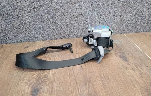 Hyundai i40 Seat belt trim 3Z000TX