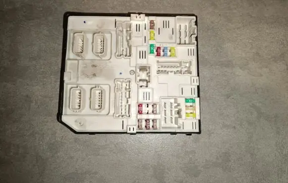 Renault Master III Fuse module 284B70934R USM2010 519543F33