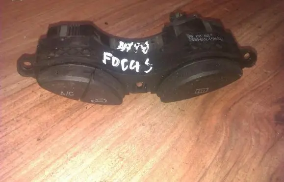 Ford Focus Windscreen/window heater switch 98ag19a945bg
