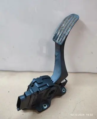 Volvo V70 Accelerator throttle pedal 31329060