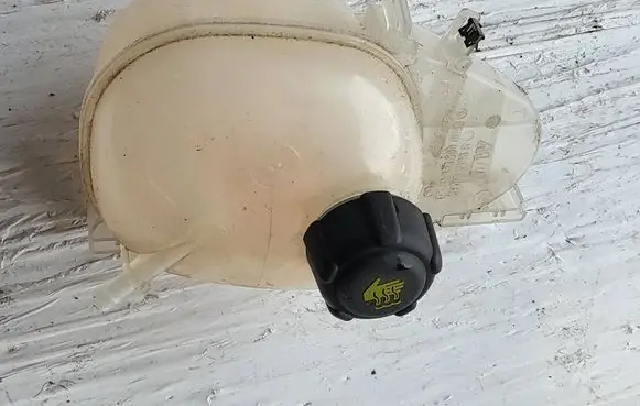 Renault Twingo III Coolant expansion tank/reservoir 217102158R A4535000049