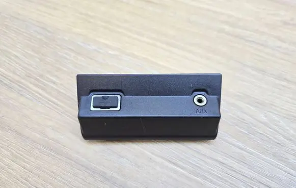 Volvo S80 USB socket connector 1820772 1303579