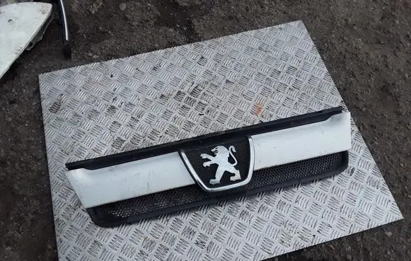 Peugeot Boxer Front bumper upper radiator grill 1304703070
