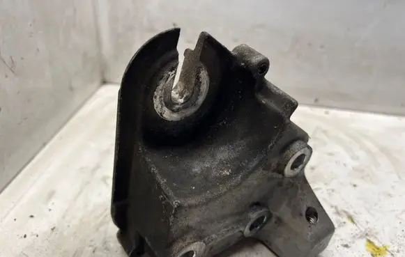 Peugeot 407 Engine mounting bracket 9645030780