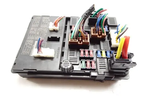 Nissan Micra Fuse module 284B71HR0C 081112000248