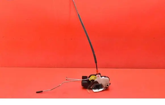 Opel Zafira C Front door lock 3023881