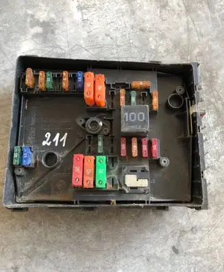 Volkswagen Golf V Fuse module 1K0937125A