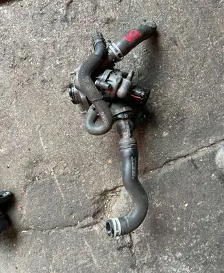 Mercedes-Benz B W246 W242 Thermostat/thermostat housing A2702000415