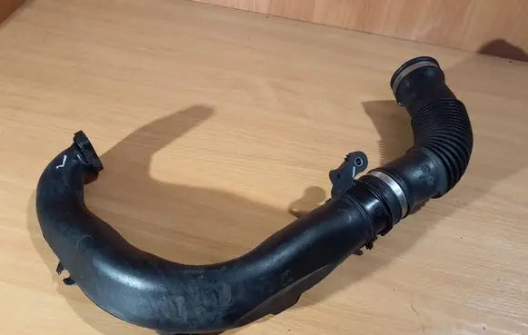 Renault Clio IV Turbo air intake inlet pipe/hose 8200645723