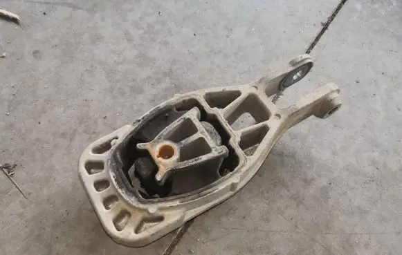 Buick Encore I Engine mount bracket 95248684 95245332