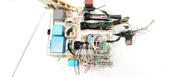 Toyota Yaris Fuse box set 8273052321 82730-52321
