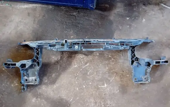 Renault Megane II Radiator support slam panel 8200137495