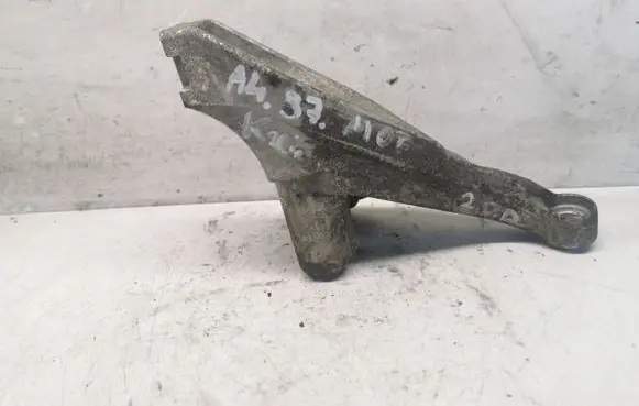 Audi A4 S4 B7 8E 8H Engine mounting bracket 8E0199307S
