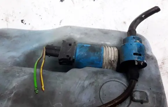 Volkswagen PASSAT B3 Windscreen/windshield washer pump