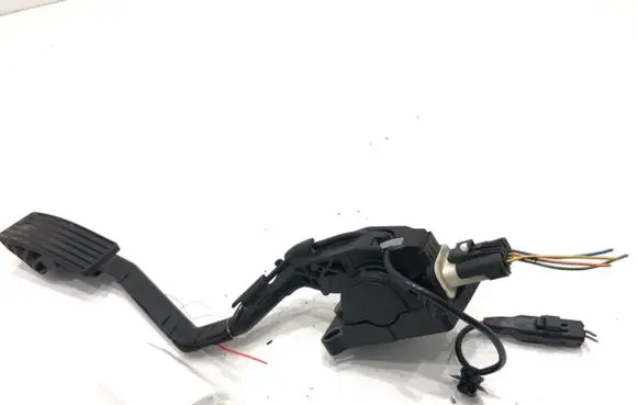 Accelerator throttle pedal