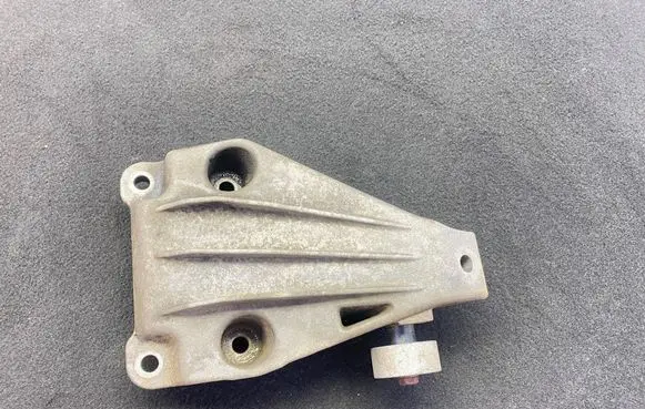 Engine mounting bracket