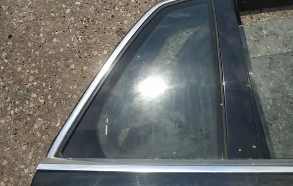 Volkswagen Phaeton Rear vent window glass as2