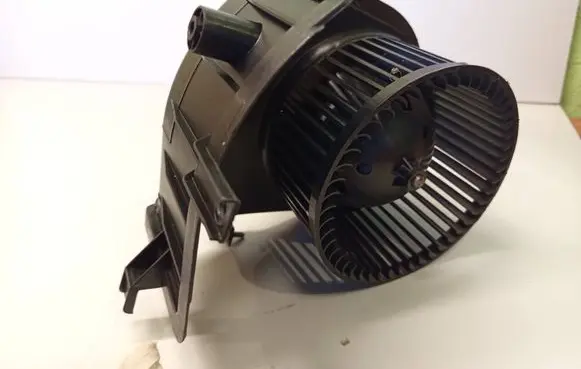 Volkswagen Golf III Heater fan/blower NRF2002221