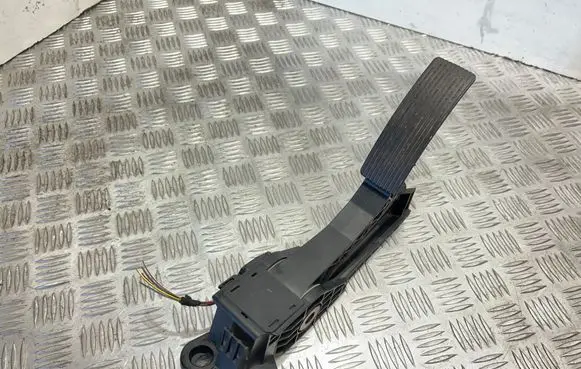Mercedes-Benz ML W164 Accelerator throttle pedal A1643000004 0553 ZGS010