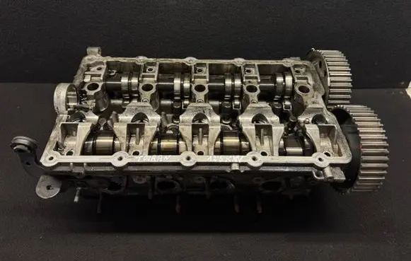 Volkswagen Touran I Engine head 03G103373A 038109111E