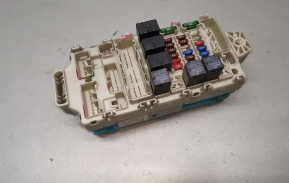 Mitsubishi Grandis Fuse module MR587655