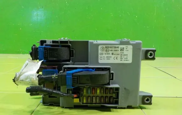 Fiat 500 Fuse box set 28143018 BEZPIECZNIKOW
