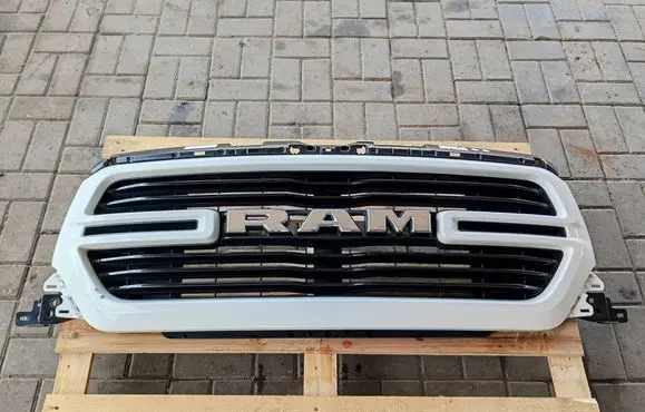 Dodge RAM Front bumper upper radiator grill 68366528