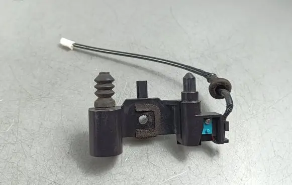 Mitsubishi Outlander Fuel tank cap lock 
