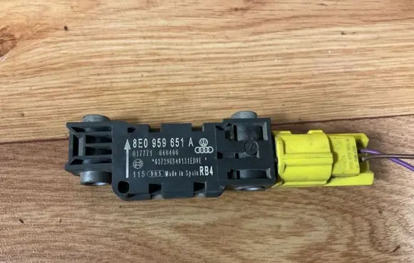 Audi A4 S4 B7 8E 8H Airbag deployment crash/impact sensor 8E0959651A