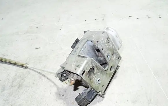 Audi A4 S4 B5 8D Front door lock 4A0173
