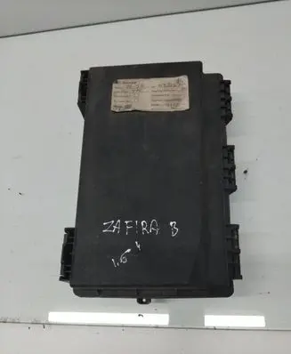 Opel Zafira B Fuse module 13206754