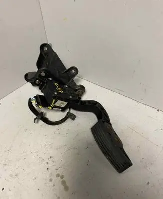 Accelerator throttle pedal