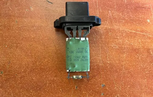 Volkswagen Up Heater blower motor/fan resistor 1S0959263A