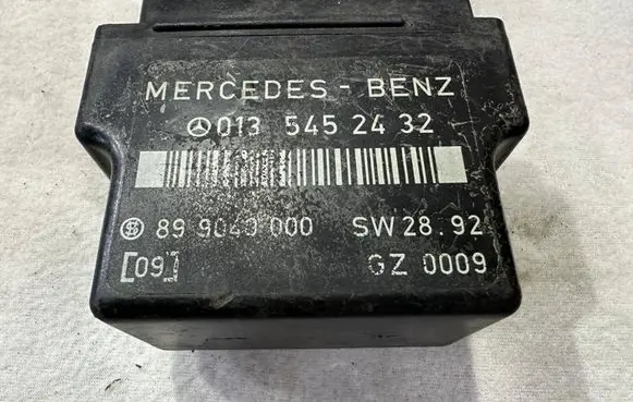 Mercedes-Benz E W124 Glow plug pre-heat relay 0135452432 A0135452432