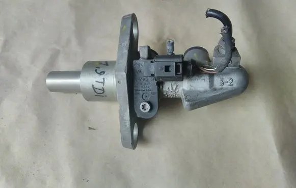 Volkswagen Golf V Master brake cylinder 10945459