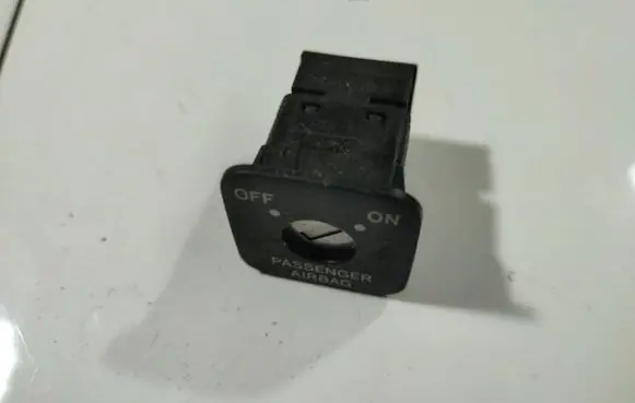 Toyota Yaris Passenger airbag on/off switch 