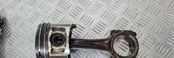 Mitsubishi Pajero Piston with connecting rod