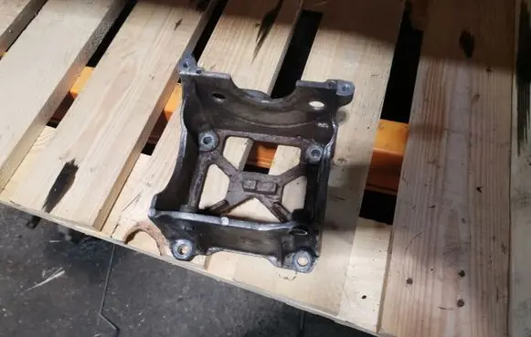 Land Rover Range Rover Sport L320 Engine mounting bracket