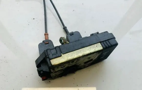 Opel Astra G Rear door lock 90561157