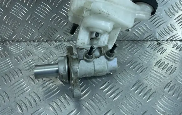 Peugeot 5008 II Master brake cylinder 9807687080