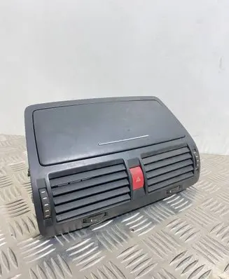 Skoda Octavia Mk2 (1Z) Dash center air vent grill 1Z0820951