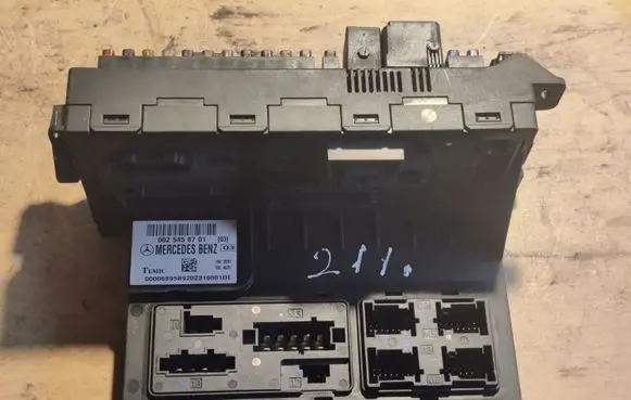 Mercedes-Benz E W211 Fuse module 0025458701