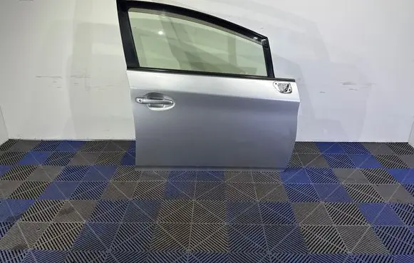 Toyota Prius (XW30) Front door 