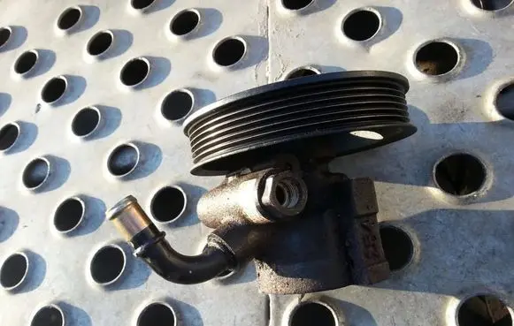 Volvo S40, V40 Power steering pump