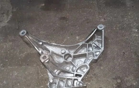 Volkswagen Golf VI Engine mounting bracket 03L199207