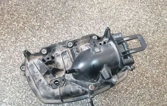 Volkswagen Tiguan Intake manifold 03C129711AE