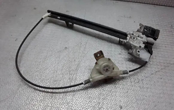 Rear door manual window regulator